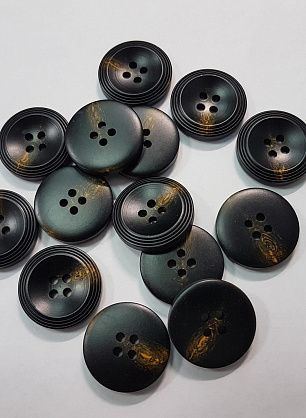 Пуговица пластик 4 прокола d-20мм черная с желтыми вкраплениями - в интернет-магазине тканей Тессутидея арт. F-5387