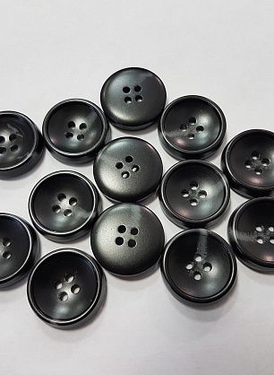 Пуговица пластик 4 прокола d-20мм черная с серыми прожилками - в интернет-магазине тканей Тессутидея арт. F-4903