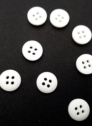 Пуговица пластик 4 прокола d-11мм белая - в интернет-магазине тканей Тессутидея арт. F-3924