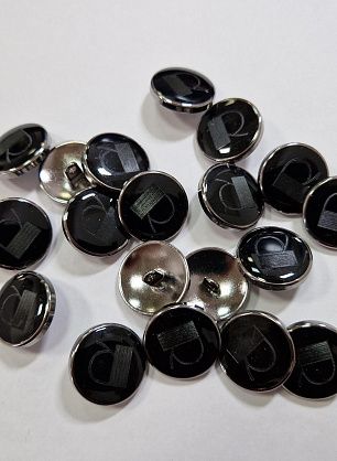 Пуговица на ножке металл никель d-20мм буква "R" на черном - в интернет-магазине тканей Тессутидея арт. F-6000