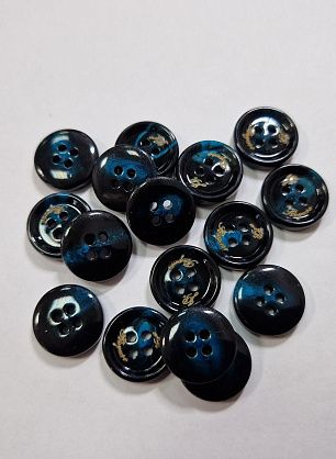 Пуговица костюмная пластик 4 прокола d-15мм черно-голубая с надписью - в интернет-магазине тканей Тессутидея арт. F-5978