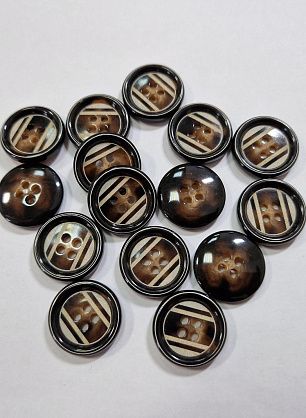 Пуговица костюмная пластик 4 прокола d-20мм коричневая с молочными полосами - в интернет-магазине тканей Тессутидея арт. F-6008