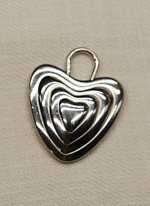 Декоративный элемент d-27мм серебряное сердце - в интернет-магазине тканей Тессутидея арт. F-6374