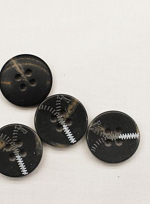 Пуговица пластик 4 прокола d-18мм коричневая с рисунком  - в интернет-магазине тканей Тессутидея арт. F-6811