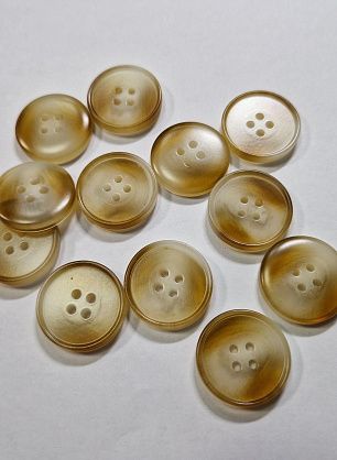 Пуговица костюмная пластик 4 прокола d-23мм бежевая с молочными вкраплениями - в интернет-магазине тканей Тессутидея арт. F-5911