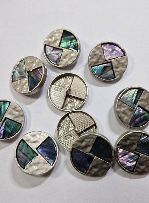 Пуговица металл серебро на ножке d-25мм с перламутровой сине-сиреневой вставкой  - в интернет-магазине тканей Тессутидея арт. F-6041