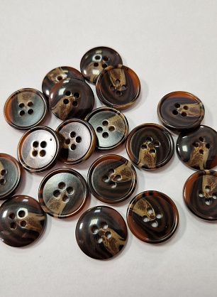 Пуговица костюмная пластик 4 прокола d-18мм коричневая с прожилками - в интернет-магазине тканей Тессутидея арт. F-5826