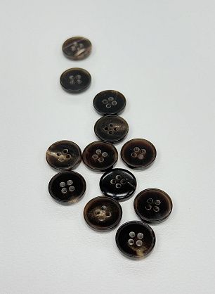 Пуговица рог 4 прокола d-15мм коричнево-бежевая - в интернет-магазине тканей Тессутидея арт. F-7146