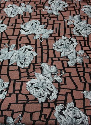 Жаккард матлассе (н) серые розы на геометрическом орнаменте  - в интернет-магазине тканей Тессутидея арт. 03-3570