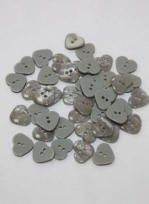 Пуговица 2 прокола серое перламутровое сердце d-14mm  - итальянские ткани Тессутидея F-2517