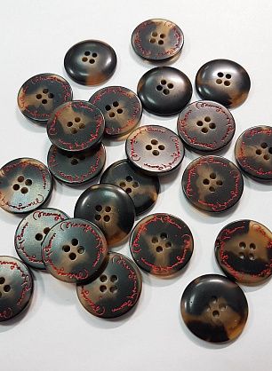 Пуговица пластик 4 прокола d-19мм бежево-коричневая с красной надписью - в интернет-магазине тканей Тессутидея арт. F-5491