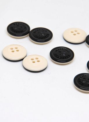 Пуговица пластик 4 прокола d-15мм черно-молочная Massimo Rebecchi - в интернет-магазине тканей Тессутидея арт. F-4594