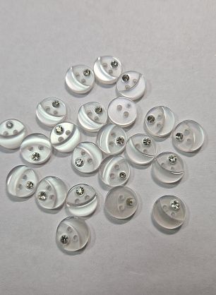 Пуговица пластик 2 прокола d-11мм белая со стразом - в интернет-магазине тканей Тессутидея арт. F-5749