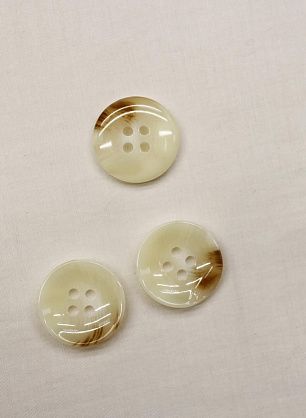 Пуговица пластик под рог 4 прокола d-18мм молочная с коричневыми вкраплениями - в интернет-магазине тканей Тессутидея арт. F-6748