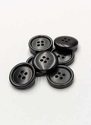 Пуговица костюмная пластик 4 прокола d-20мм черная - в интернет-магазине тканей Тессутидея арт. F-6098