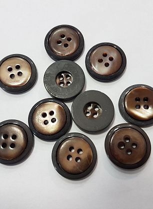 Пуговица костюмная пластик 4 прокола d-25мм серая с коричневой вставкой - в интернет-магазине тканей Тессутидея арт. F-4869