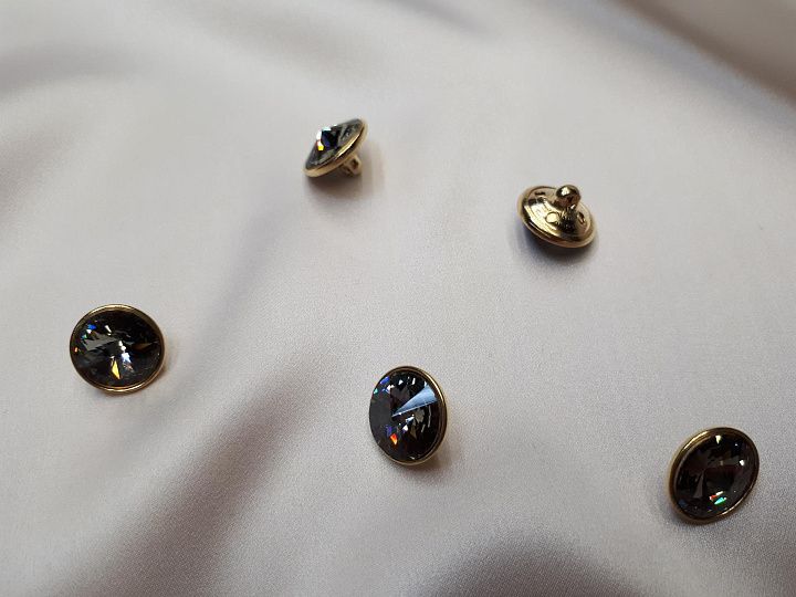 Пуговица металл золото на ножке с крупным серым стразом Swarovski d-16мм  - итальянские ткани Тессутидея арт. F-3899