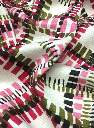 Плательная пике стрейч (н) черно-розово-зеленый геометрический орнамент на белом - в интернет-магазине тканей Тессутидея арт. 01-4669