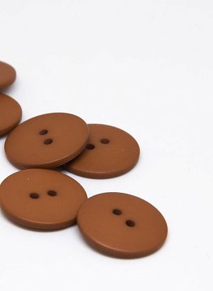 Пуговица пластик 2 прокола d-22мм светло-коричневая - в интернет-магазине тканей Тессутидея арт. F-4637