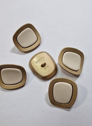 Пуговица металл золото на ножке d-24мм бежевая с бежевой вставкой  - в интернет-магазине тканей Тессутидея арт. F-6051