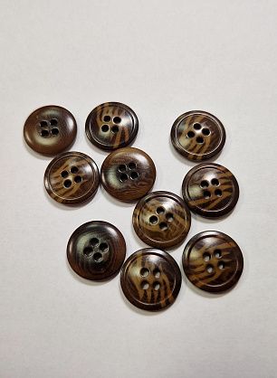 Пуговица костюмная пластик 4 прокола d-18мм коричнево-бежевая - в интернет-магазине тканей Тессутидея арт. F-5953