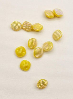 Пуговица квадратная стеклянная на ножке d-10мм желтая с напылением - в интернет-магазине тканей Тессутидея арт. F-6608