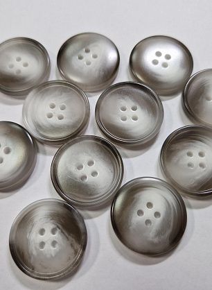 Пуговица костюмная пластик 4 прокола d-28мм серая с белыми вкраплениями - в интернет-магазине тканей Тессутидея арт. F-5918