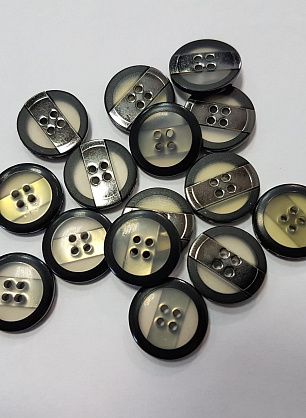 Пуговица костюмная пластик 4 прокола d-19мм с черным ободком и металлической полосой Roberto Cavall - в интернет-магазине тканей Тессутидея арт. F-4865