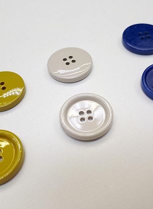 Пуговица пластик 4 прокола d-22мм синяя, горчичная, светло-бежевая MaxMara - в интернет-магазине тканей Тессутидея арт. F-4165