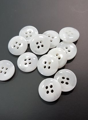 Пуговица пластик 4 прокола d-15мм белая - в интернет-магазине тканей Тессутидея арт. F-5587