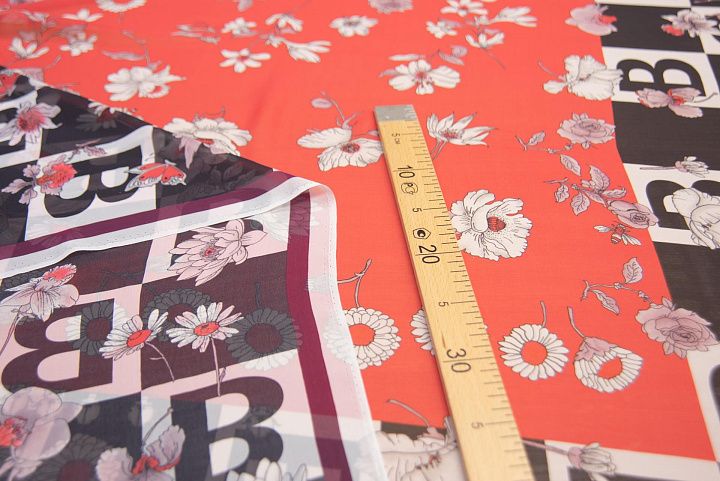 Шифон Burberry купон (1,45м) (н) буква "В" и цветы на красном - итальянские ткани Тессутидея арт. 10-2060
