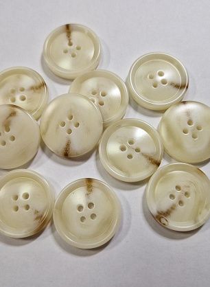 Пуговица костюмная пластик 4 прокола d-28мм молочная с коричневыми вкраплениями - в интернет-магазине тканей Тессутидея арт. F-5882