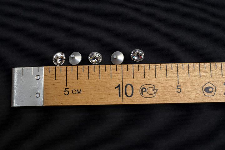 Пуговица металл серебро на ножке d-12мм с крупным стразом Swarovski - итальянские ткани Тессутидея арт. F-4387