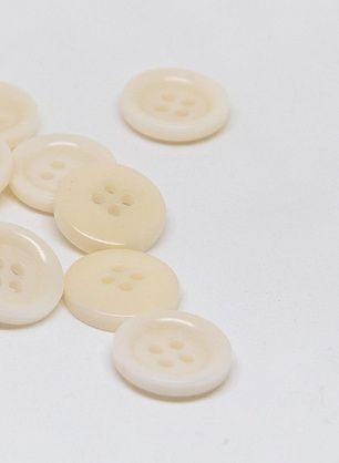 Пуговица пластик 4 прокола d-15мм айвори - в интернет-магазине тканей Тессутидея арт. F-4612