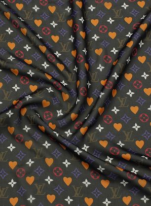 Шифон (н) оранжевые сердца и логотип на черном - в интернет-магазине тканей Тессутидея арт. 10-3960