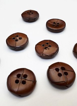 Пуговица плетеная 4 прокола d-20мм коричневая - в интернет-магазине тканей Тессутидея арт. F-4197