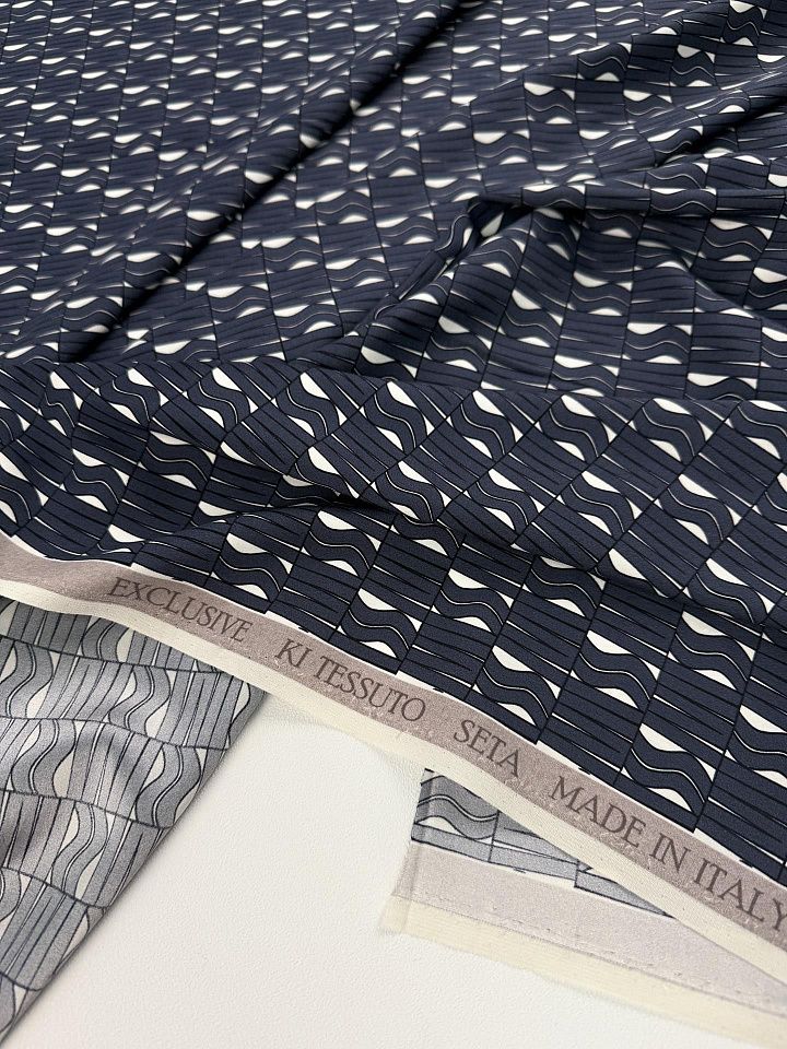 Шелк атлас стрейч (н) серый геометрический рисунок на белом - итальянские ткани Тессутидея арт. 10-4867