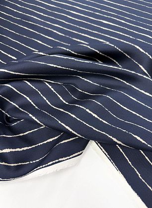 Шелк твил 91 г/м (н) молочная стилизованная полоска на темно-синем - в интернет-магазине тканей Тессутидея арт. 10-4792