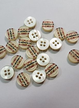 Пуговица пластик 4 прокола d-10мм молочная с красно-зелеными полосками - в интернет-магазине тканей Тессутидея арт. F-5462