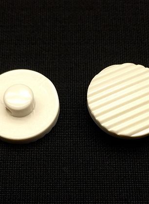 Пуговица пластик на ножке  d-14мм рифленая айвори - в интернет-магазине тканей Тессутидея арт. F-3342