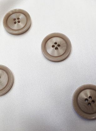 Пуговица пластик 4 прокола d-24мм бежевая - в интернет-магазине тканей Тессутидея арт. F-3876