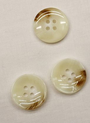 Пуговица пластик под рог 4 прокола d-25мм молочная с коричневыми вкраплениями - итальянские ткани Тессутидея F-6746