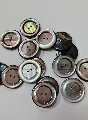 Пуговица ракушка 2 прокола d-25мм бело-коричневая - в интернет-магазине тканей Тессутидея арт. F-5851