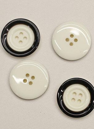 Пуговица пластик 4 прокола d-23мм белая с черным ободком - в интернет-магазине тканей Тессутидея арт. F-6572