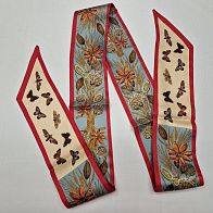 Шелк купон-твилли (н) бабочки и растительный рисунок с красной полосой - итальянские ткани Тессутидея арт. F-6495