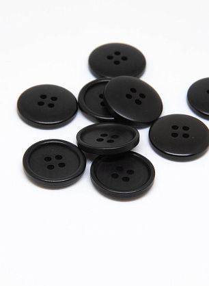 Пуговица пластик 4 прокола d-18мм черная - в интернет-магазине тканей Тессутидея арт. F-4716