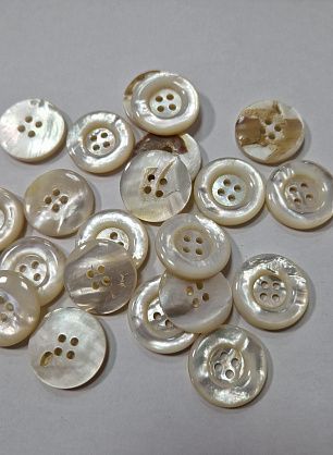 Пуговица ракушка 4 прокола d-24мм белая - итальянские ткани Тессутидея F-5856