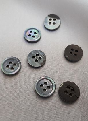 Пуговица ракушка 4 прокола d-10мм серая с ободком - в интернет-магазине тканей Тессутидея арт. F-3932