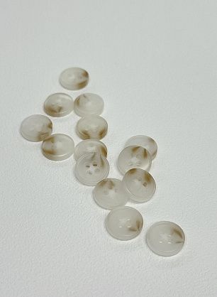 Пуговица пластик под рог 4 прокола d-11мм бело-бежевая - в интернет-магазине тканей Тессутидея арт. F-7135