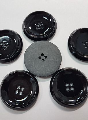 Пуговица пластик 4 прокола d-38мм черная - в интернет-магазине тканей Тессутидея арт. F-5463